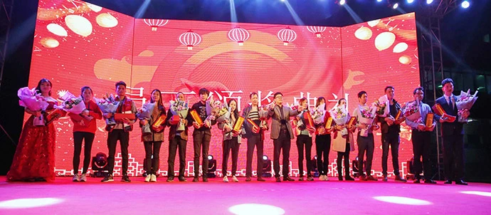 春旺2018年年度优秀员工合影.jpg 春旺2018年年度优秀员工合影.jpg