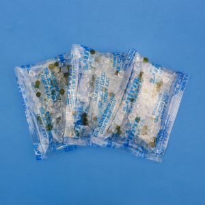 কমলা থেকে সবুজ ইঙ্গিত করে সিলিকা জেল প্যাকেট